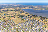 Luftaufnahme des Lake Connewarre Wildlife Reserve mit kleinen Häusersiedlungen entlang der Port Phillip Bay, Victoria, Australien