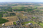Luftaufnahme von schönem Ackerland und Wohnhäusern auf dem Lande, Cobram, Australien