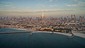 Luftaufnahme des Burj Khalifa Tower und anderer Wolkenkratzer in Dubai, Vereinigte Arabische Emirate