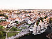 Luftaufnahme der Altstadt und der Barquentine Meriadianas in Klaipeda, Litauen