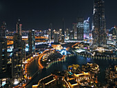 Luftaufnahme des beleuchteten Burj Khalifa Tower und der Wolkenkratzer bei Nacht in Dubai, Vereinigte Arabische Emirate