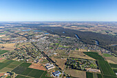 Luftaufnahme von malerischem Ackerland und Landschaft mit einem Fluss und Wald, Cobram, Australien