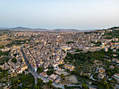 Luftaufnahme des alten sizilianischen Dorfes Aragona, Agrigento, Sizilien, Italien--.DNG+JPEG