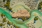 Luftaufnahme eines kleinen Flusses, der die Wüste mit Sand und Dünen durchquert, Abu Dhabi, Vereinigte Arabische Emirate