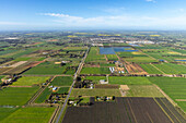Luftaufnahme von schönem Ackerland und ruhigen Feuchtgebieten unter blauem Himmel, Kyabram, Australien