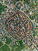 Luftaufnahme der malerischen Altstadt mit historischer Architektur und Kopfsteinpflasterstraßen, Eguisheim, Frankreich