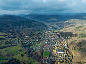 Luftaufnahme des Gebirgsgebiets Thann von Haut-Rhin, im Grand East, Elsass, Frankreich