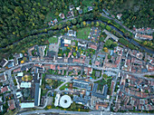 Luftaufnahme einer malerischen Stadt mit charmanten Gebäuden und einem malerischen Fluss im Grünen, Thann, Frankreich