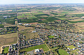 Luftaufnahme von ländlichem Ackerland und Kleinstadt mit Feldern und Straßen,Cobram,Australien