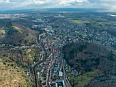 Luftaufnahme des Gebirgsgebiets Thann of Haut-Rhin, im Grand East, Elsass, Frankreich