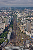 Luftaufnahme des historischen Pariser Stadtzentrums mit Eisenbahn und Gebäuden, Ile de France, Frankreich