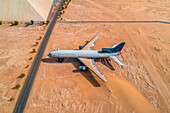 Luftaufnahme eines Museumsflugzeugs in der Wüstenlandschaft, Abu Dhabi, Vereinigte Arabische Emirate