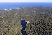 Luftaufnahme des Allen-Dame-Sees, umgeben von üppigem Wald und Hügeln, Lorne, Australien