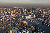 Luftaufnahme von West Melbourne bei Sonnenuntergang mit Blick auf das Melbourne CBD und die Docklands, Österreich