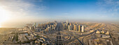 Luftaufnahme von Dubai Wolkenkratzer, kurvenreiche Straßen und Persischer Golf UAE