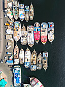 Luftaufnahme des Hafens der Dubai Dhow Wharfage in den Vereinigten Arabischen Emiraten