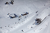 Luftaufnahme von Menschen beim Skifahren auf verschneiten Pisten im Skigebiet Mount Hotham, Victoria, Australien