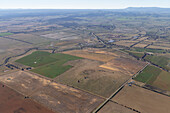 Luftaufnahme von ausgedehntem Ackerland und ruhiger Landschaft, Plumpton, Australien