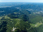 Luftaufnahme von üppig grünen Bergen und einem malerischen Dorf in einem ruhigen Tal, Lautenbachzell, Frankreich