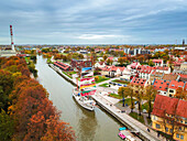 Luftaufnahme des Segelschiffs Meridianas im Fluss Dane in Klaipeda, Litauen. Baltische Länderflaggen auf den Schiffssegeln. Litauen, Lettland, Estland