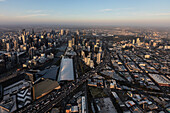 Luftaufnahme von Southbank mit Melbourne und den Docklands im Blick, Österreich