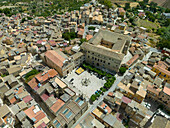 Luftaufnahme des alten sizilianischen Dorfes Aragona, Agrigento, Sizilien, Italien--.DNG+JPEG