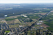 Luftaufnahme von schönem Ackerland und grüner Landschaft mit Häusern und Straßen, Cobram, Australien