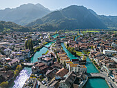 Luftaufnahme von Interlaken und dem Fluss Aare, Kanton Bern, Schweiz.dng