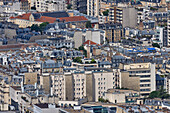 Luftaufnahme von Wohndächern und Straßen in Paris, Ile de France, Frankreich