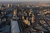 Luftaufnahme von Southbank mit Melbourne und den Docklands im Blick, Australien