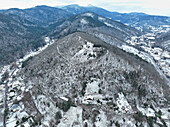 Luftaufnahme von Schnee im Berggebiet Thann von Haut-Rhin, im Grand East, Elsass, Frankreich