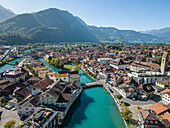 Luftaufnahme von Interlaken und dem Fluss Aare, Kanton Bern, Schweiz