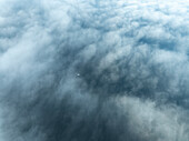 Luftaufnahme von heiteren und ätherischen Wolken über einem ruhigen Himmel,Uerikon,Schweiz