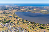 Luftaufnahme des Lake Connewarre Wildlife Reserve mit kleinen Häusersiedlungen entlang der Port Phillip Bay, Victoria, Australien
