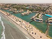 AL DHAIT SOUTH, VEREINIGTE ARABISCHE EMIRATE - 16. April 2016: Luftaufnahme von Luxushäusern und Strand an der Küste von Al Dhait South