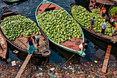 Dhaka, Bangladesch - 27. März 2022: Luftaufnahme von Menschen, die Wassermelonen aus Booten am Buriganga-Fluss abladen