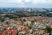 Luftaufnahme des lebhaften und geschäftigen Kibera-Slums mit dicht gedrängten Dächern und Gebäuden, Nairobi, Kenia