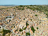 Luftaufnahme des alten sizilianischen Dorfes Aragona, Agrigento, Sizilien, Italien--.DNG+JPEG