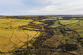 Luftaufnahme von Landschaft, Landwirtschaft, bei Sonnenuntergang, Bodmin Moor, Cardinham, Cornwall, UK