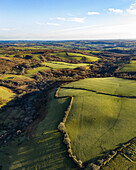 Luftaufnahme der Landschaft, Landwirtschaft, bei Sonnenaufgang, Bodmin Moor, Cardinham, Cornwall, UK