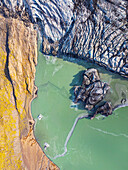 Luftaufnahme des Solheimajokull-Gletschers mit schmelzendem Eis und grünem Wasser, Vik i Myrdal, Islanda