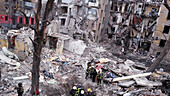 Kiew, Ukraine - 08. März 2023: Luftaufnahme eines zerbombten Wohngebäudes mit Schnee im Winter während des Krieges zwischen Russland und der Ukraine
