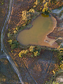 Luftaufnahme der Shell Bay und eines herzförmigen Sees bei Sonnenuntergang über Studland, Dorset, Vereinigtes Königreich