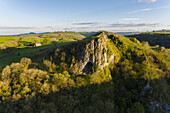 Luftaufnahme von Thors Höhle bei Sonnenuntergang, Peak District, Derbyshire, Vereinigtes Königreich