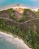 Luftaufnahme einer Straße abseits des Weges entlang des Lagunenstrandes in Brands Bay, Studland Nature Reserve, Dorset, Vereinigtes Königreich