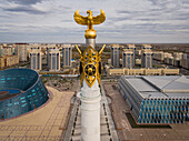 Luftaufnahme des Monuments Kazakh Eli, Nur Sultan, Kasachstan. Mit Blick auf den Millenium Park
