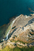 Luftaufnahme von Dancing Ledge, einer wilden Küstenlinie entlang des Meeres in National Trust Worth Matravers, Dorset, Vereinigtes Königreich