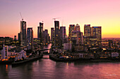 London,Vereinigtes Königreich - 29. Dezember 2020: Luftaufnahme der Canary Wharf-Wolkenkratzer und des Londoner Finanzviertels entlang der Themse bei Sonnenuntergang
