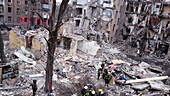 Kiew, Ukraine - 08. März 2023: Luftaufnahme eines zerbombten Wohngebäudes mit Schnee im Winter während des Krieges zwischen Russland und der Ukraine