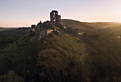 Luftaufnahme von Corfe Castle während eines dramatischen Sonnenaufgangs, Dorset, Vereinigtes Königreich